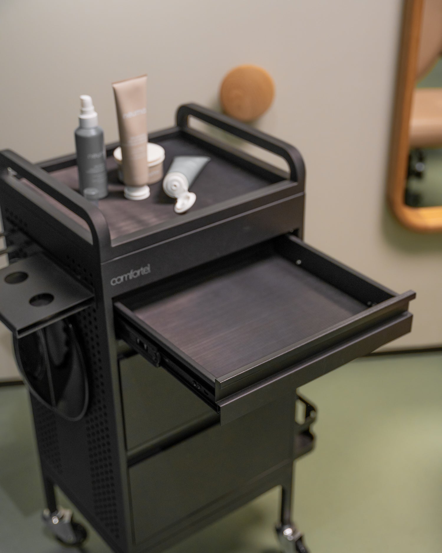 Studio 3 - Svart rullvagn med 3 lådor och utdragsfack